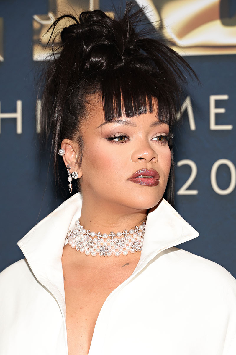 Rihanna w fantazyjnym upięciu w grudniu 2024. (Fot. Cindy Ord/WireImage via Getty Images)