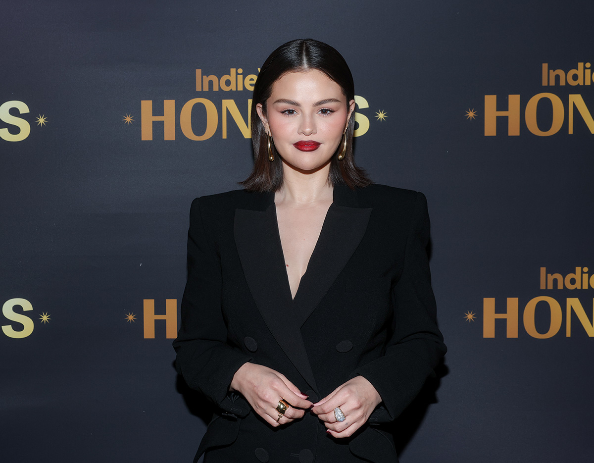 Selena Gomez pod koniec 2024 roku w bobie z przeedziałkiem po środku głowy. (Fot. Rich Polk/IndieWire via Getty Images)