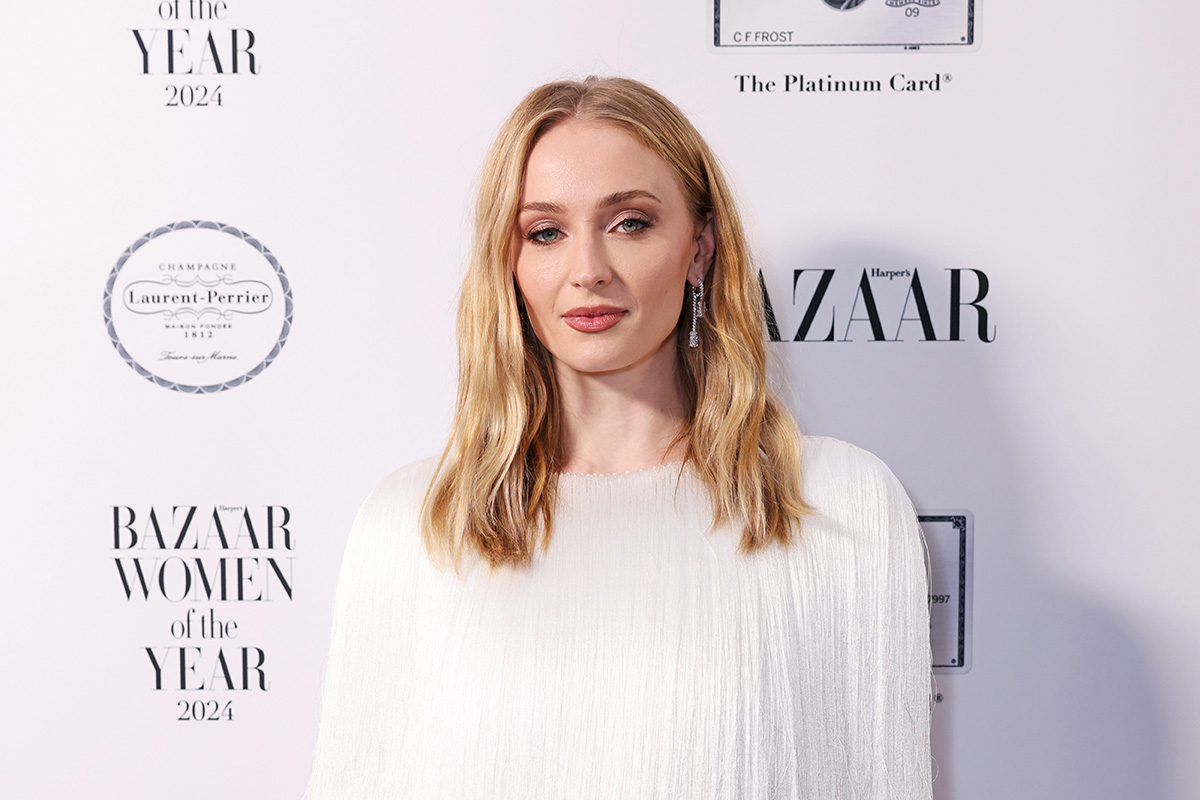 Sophie Turner w 2024 roku w blond włosach (Fot. Dave Benett/Getty Images for Harpers Bazaar UK via Getty Images)