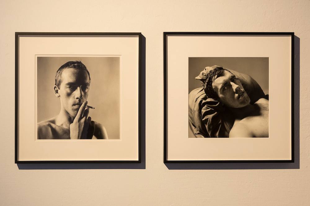 Po lewej: Peter Hujar, David Wojnarowicz Smoking, 1981/2018; po prawej: Peter Hujar, David Wojnarowicz, 1981/2016 (Fot. dzięki uprzejmości the Estate of David Wojnarowicz and P·P·O·W Gallery, New York)