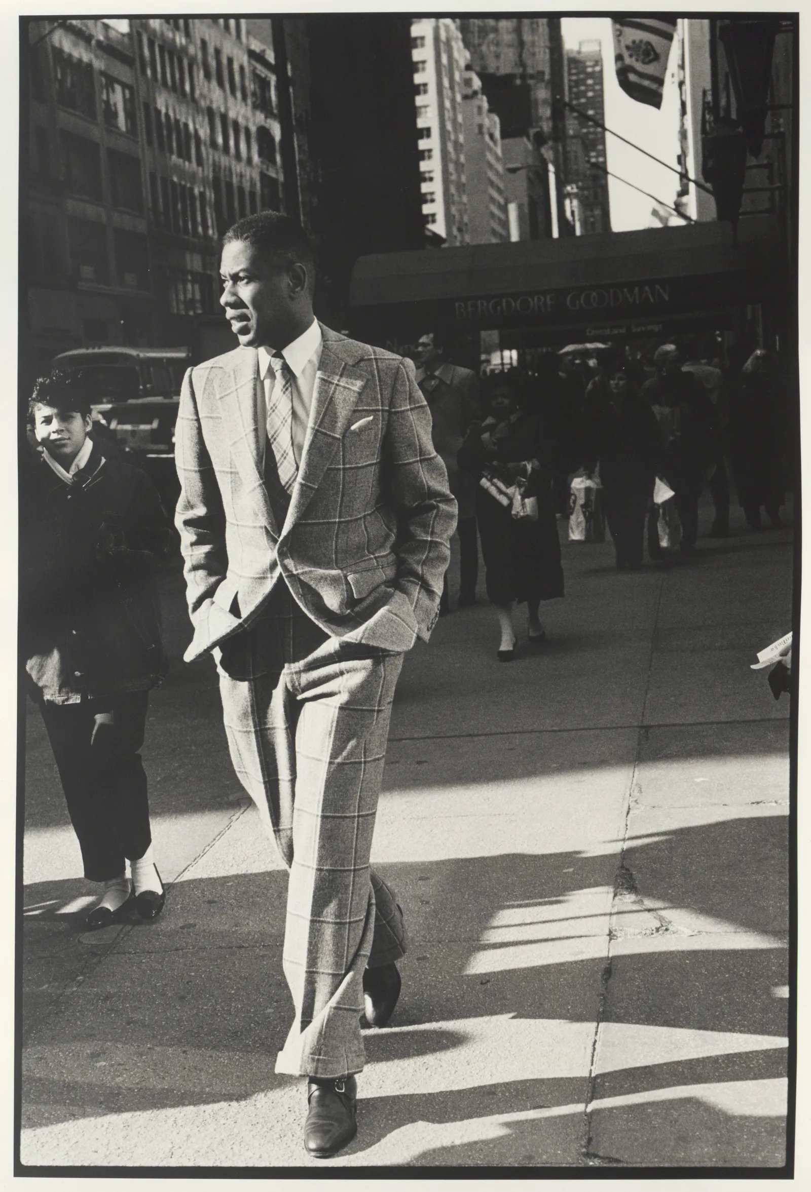 André Leon Talley na Piątej Alei, Arthur Elgort (Amerykanin, urodzony w 1940 r.), 1986; The Metropolitan Museum of Art, Nowy Jork, The Irene Lewisohn Costume Reference Library