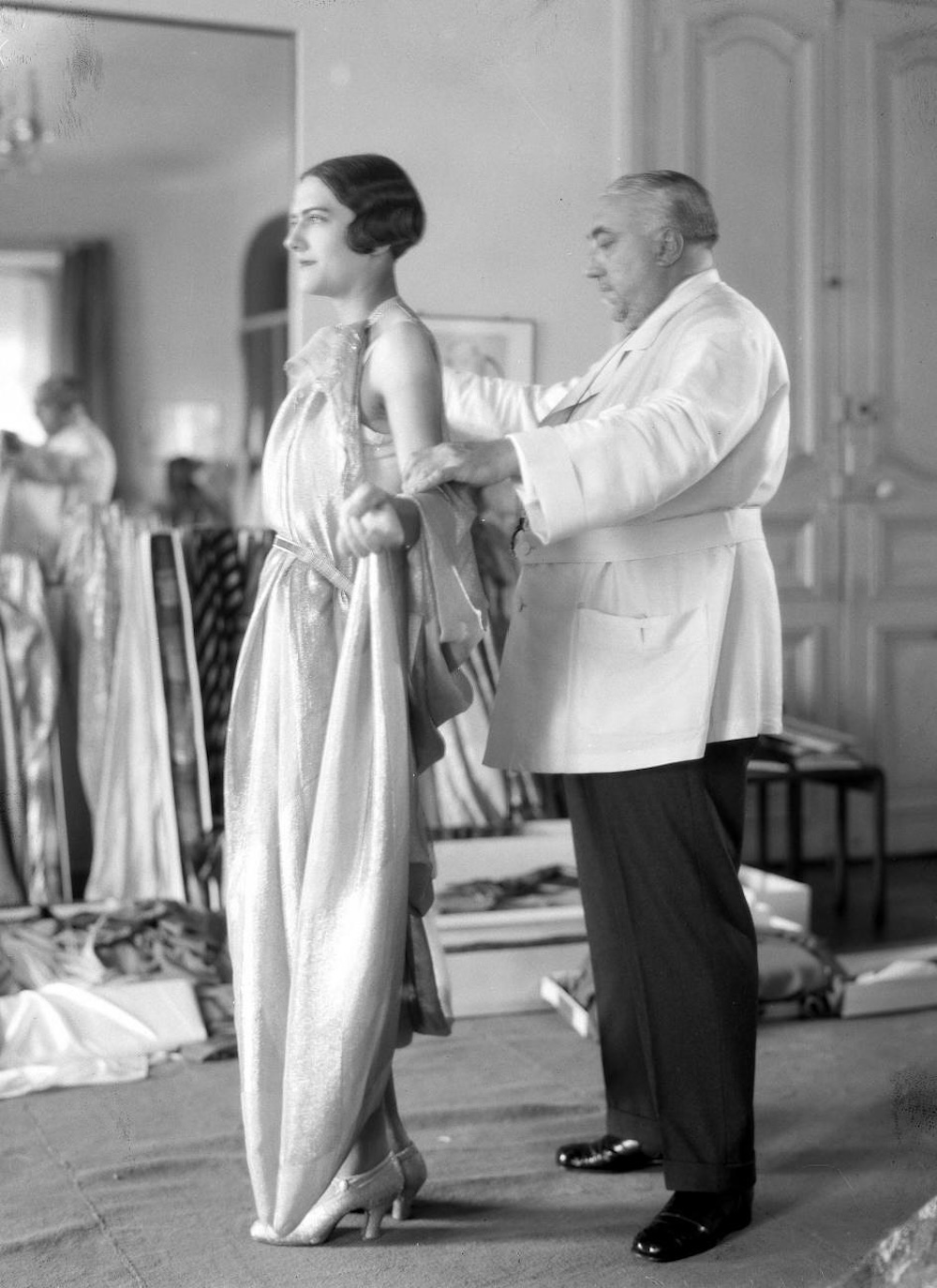 Paul Poiret z modelką w paryskim atelier, 1927 (Fot. Thérèse Bonney / Bibliothèque Historique de la Ville de Paris)