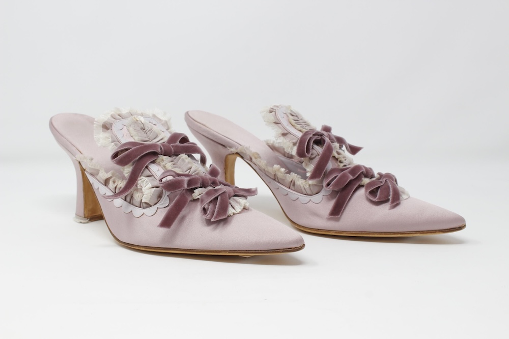 Pantofle Manolo Blahnik „Antoinetta”, 2005 (V&A Museum)