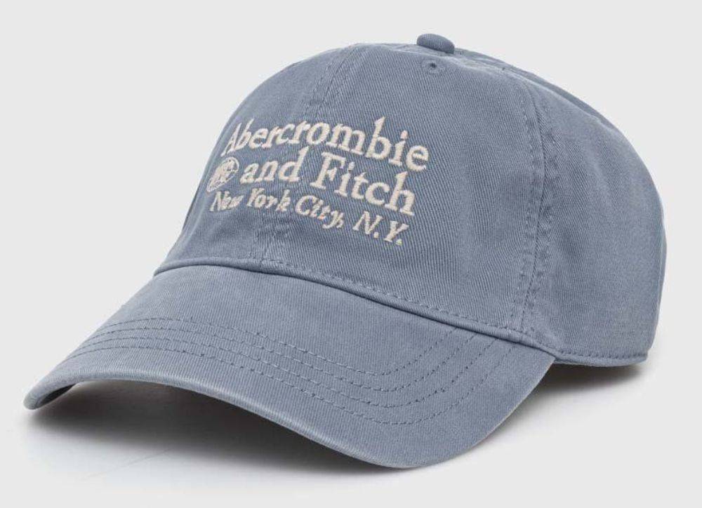 Bejsbolówka Abercrombie & Fitch, przeceniona na 99,99 zł (Fot. materiały prasowe)