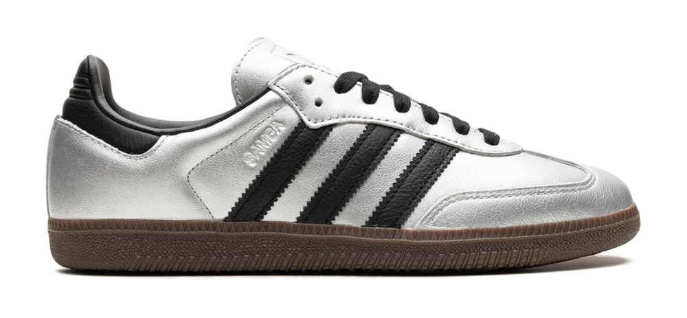 Buty adidas Samba w srebrnym kolorze, z trzema czarnymi paskami i brązową podeszwą.