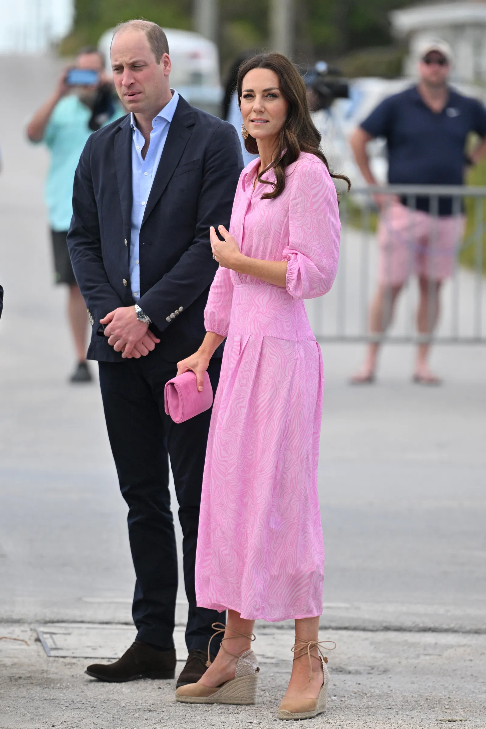 Księżna Kate pokazała, do czego nosić espadryle na koturnie w formalnym stylu. (Fot. Getty Images)