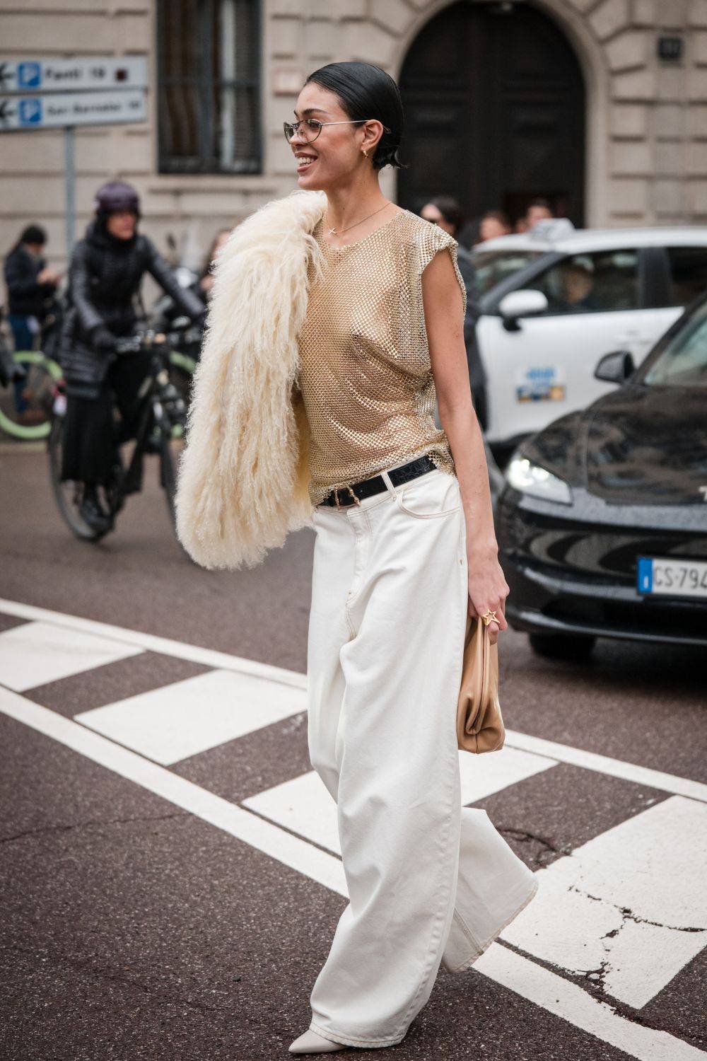 Jakie szpilki do eleganckich spodni rozszerzanych? Wszystko zależy od koloru spodni baggy (Fot. Getty Images)