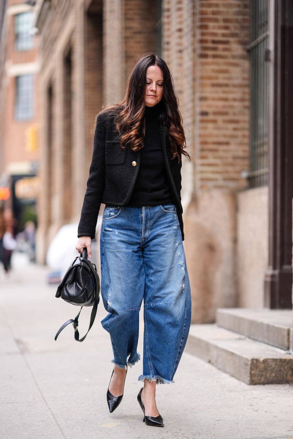 Jeansy o kroju barrel do czółenek. Street style, wiosna-lato 2024 (Fot. Getty Images)