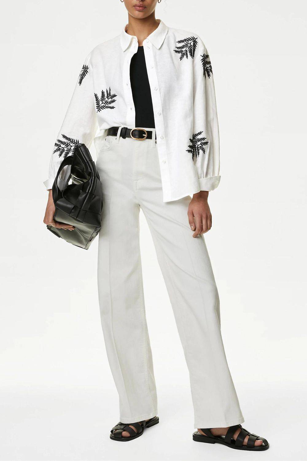 Klasyczna biała koszula damska z twistem, Marks & Spencer, 255 zł (Fot. materiały prasowe)