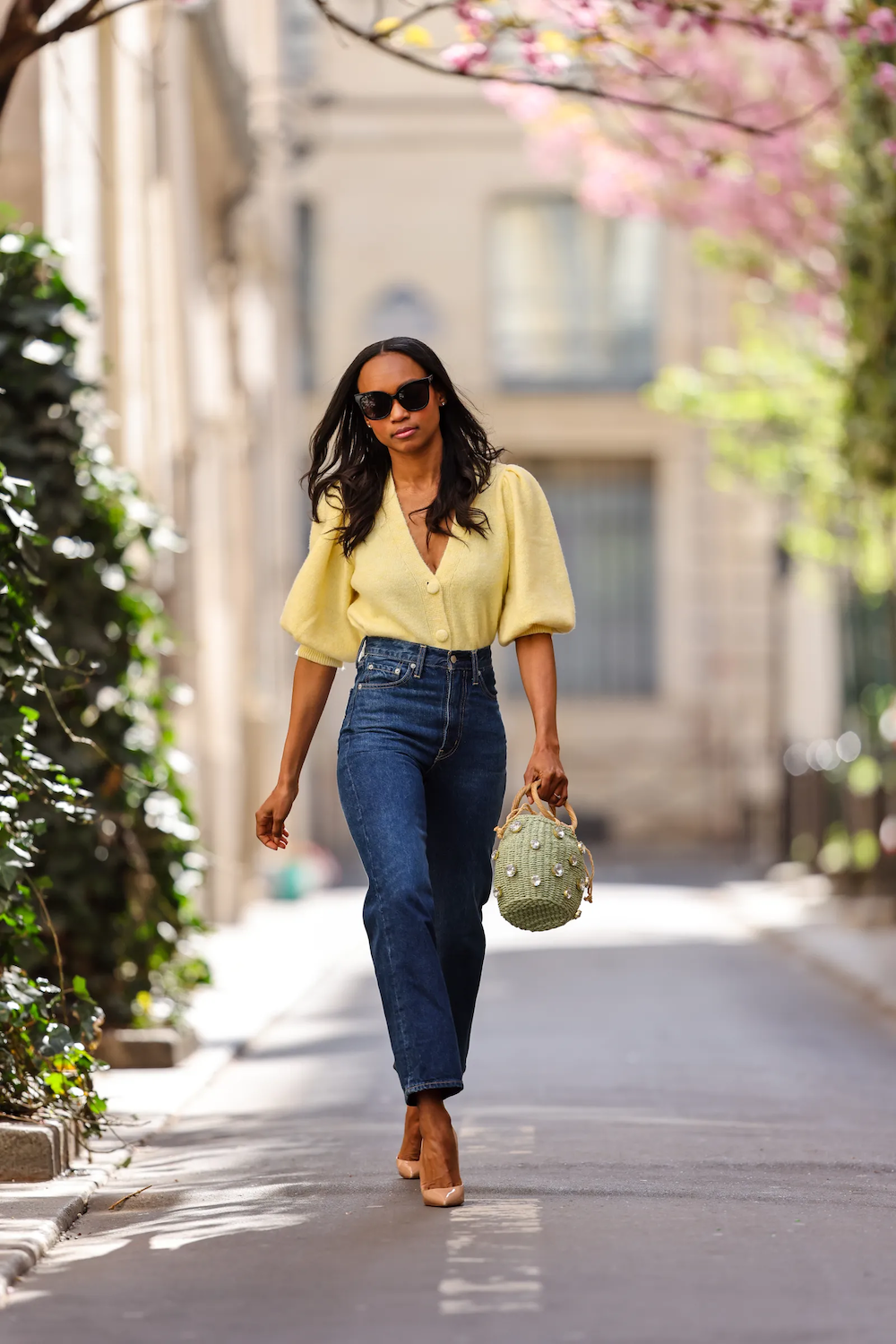 Klasyczne mom jeans idealnie pasują do butów z ostrym noskiem (Fot. Getty Images)