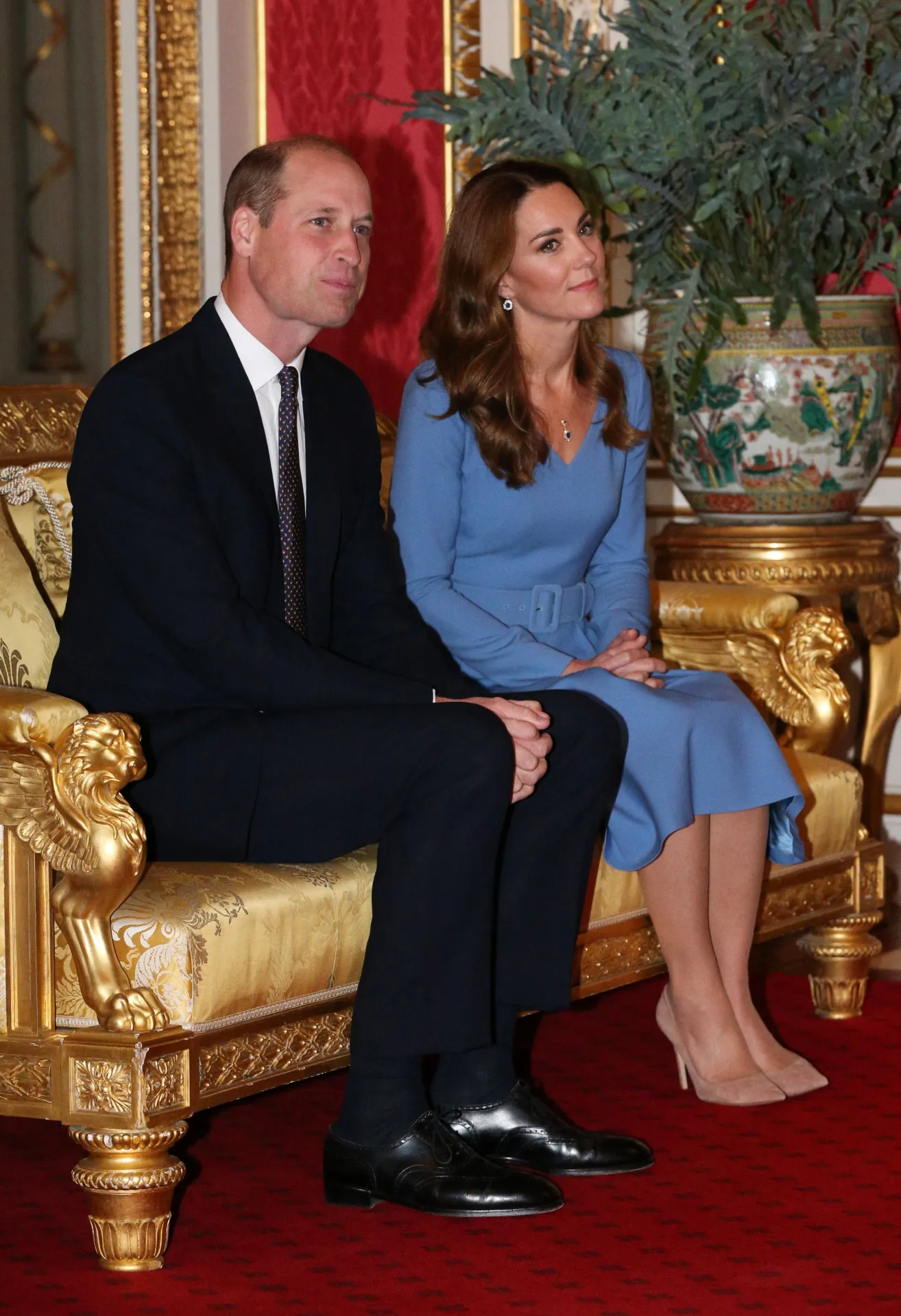 Towarzysząca księciu Williamowi Kate Middleton w sukience tej samej marki w październiku 2020 roku (Fot. Jonathan Brady)