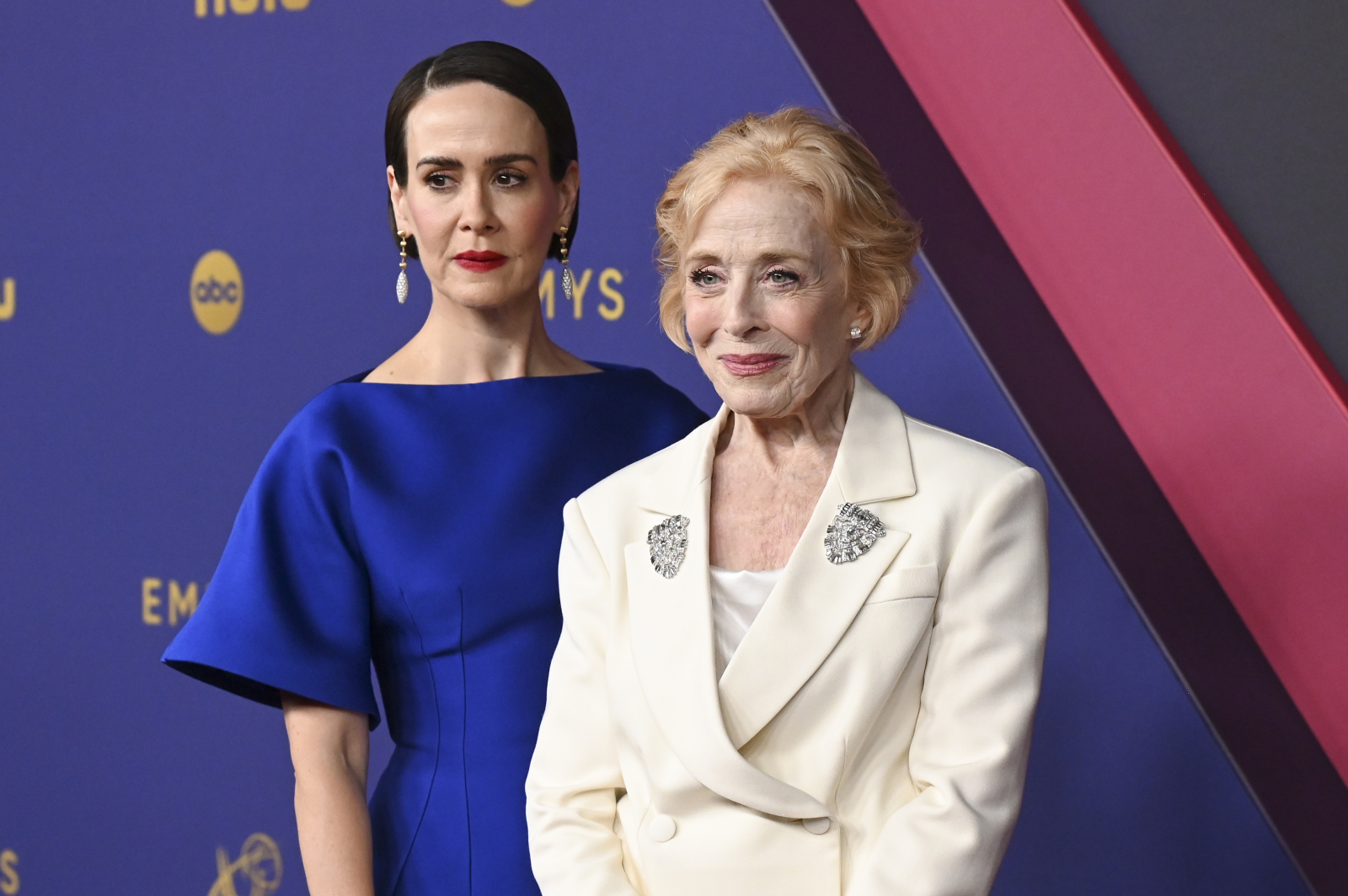 Sarah Paulson i Holland Taylor pozują razem na czerwonym dywaniku podczas ceremonii Emmy.