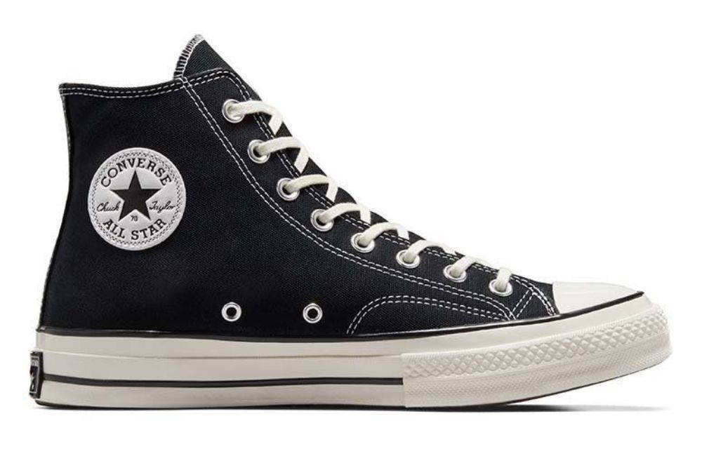 Czarny model sneakersów Converse All Star z białą podeszwą i klasycznym logo na boku.