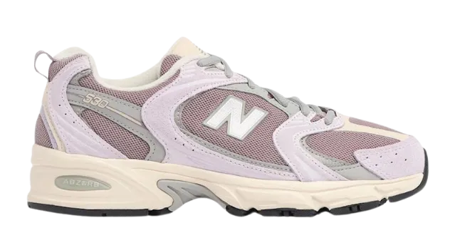 Sneakersy New Balance w odcieniach fioletu i szarości, z białym logo, idealne do casualowych stylizacji.