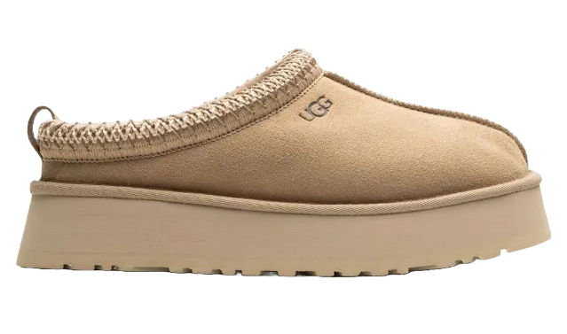 Buty Ugg na platformie w kolorze beżowym, z miękkiego materiału i plecionym detalem na cholewce.